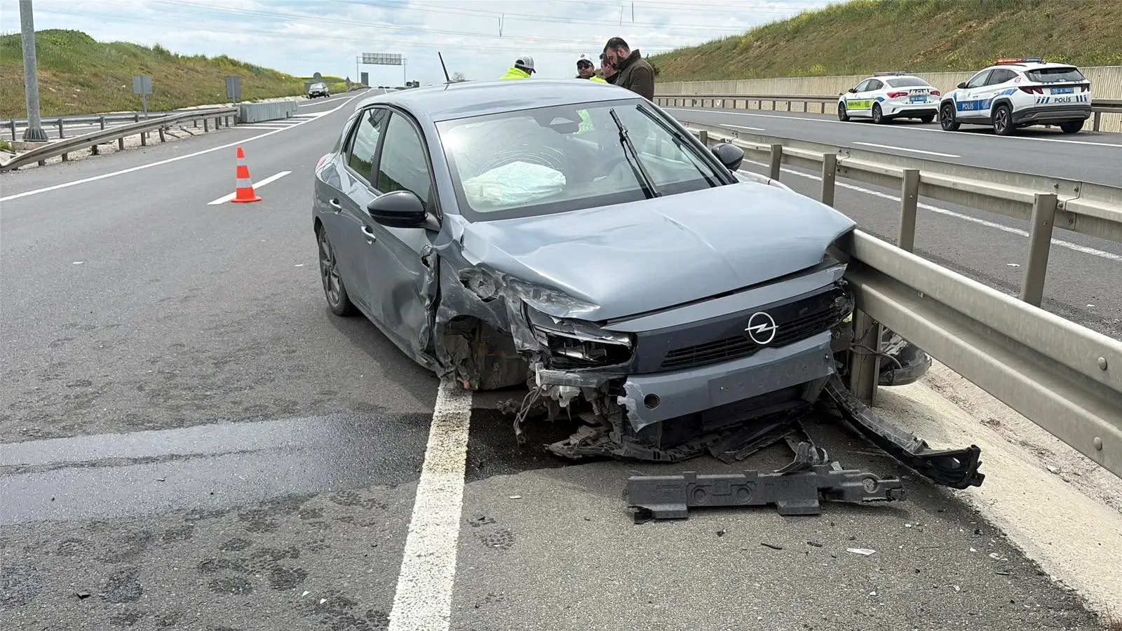 Lastiği patlayan otomobil refüje çarptı; 1 yaralı